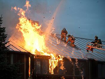 Symbolbild: Dachstuhlbrand, Feuer, Dach, Haus