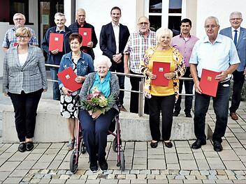 Ehrungen beim SPD-Ortsverein Harsdorf; im Bild (vordere Reine, von links) Vorsitzender Heiko Eberth, Staatsekretärin Anette Kramme, Barbara Gewinner, Ruth Riegel, Gabriele Egermann, Siegfried Menzel und Kreisvorsitzende MdL Inge Aures sowie (obere Reihe, von links) Rudolf Hübner, Karl-Heinz Schmidt, Karl-Heinz Egermann, Bundestagskandidat Simon Moritz, Wolfgang Hinsche, Stadtrat Halil Tasdelen aus Bayreuth und Bürgermeister Günther Hübner