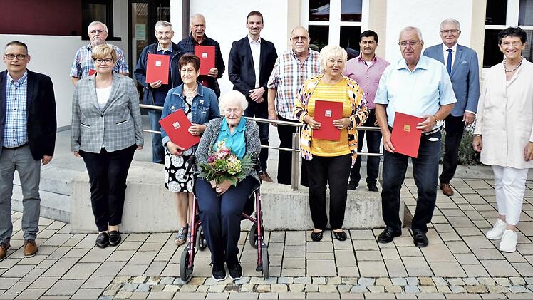 Ehrungen beim SPD-Ortsverein Harsdorf; im Bild (vordere Reine, von links) Vorsitzender Heiko Eberth, Staatsekretärin Anette Kramme, Barbara Gewinner, Ruth Riegel, Gabriele Egermann, Siegfried Menzel und Kreisvorsitzende MdL Inge Aures sowie (obere Reihe, von links) Rudolf Hübner, Karl-Heinz Schmidt, Karl-Heinz Egermann, Bundestagskandidat Simon Moritz, Wolfgang Hinsche, Stadtrat Halil Tasdelen aus Bayreuth und Bürgermeister Günther Hübner