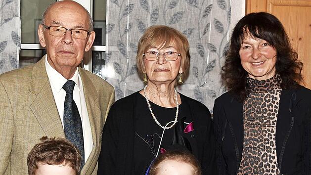 Jubilarin Renate Sommer (MItte) zusammen mit ihrem Mann Walter und Burgkunstadts B&uuml;rgermeisterin Christine Frie&szlig; sowie ihren beiden Urenkeln Nils und Ronja, die ihr alle herzlich zum 85. Geburtstag gratulierten