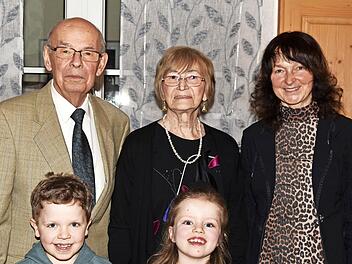 Jubilarin Renate Sommer (MItte) zusammen mit ihrem Mann Walter und Burgkunstadts Bürgermeisterin Christine Frieß sowie ihren beiden Urenkeln Nils und Ronja, die ihr alle herzlich zum 85. Geburtstag gratulierten