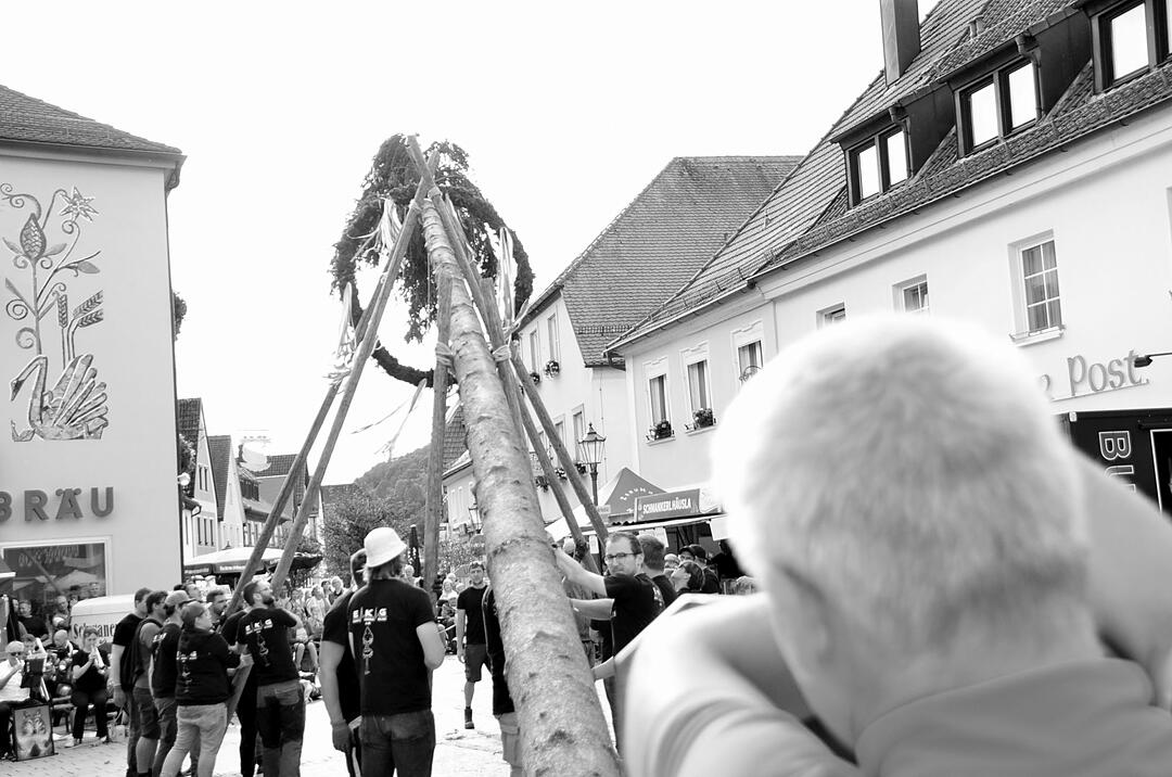 Aufstellen vom Kirchweihbaum & Party am Abend.