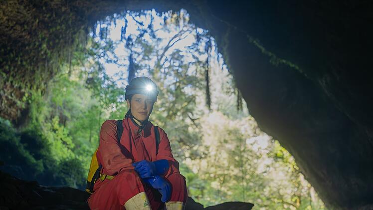 In Neuseeland erforscht die Tierärztin Hannah Emde auch die Höhlen des Landes.
