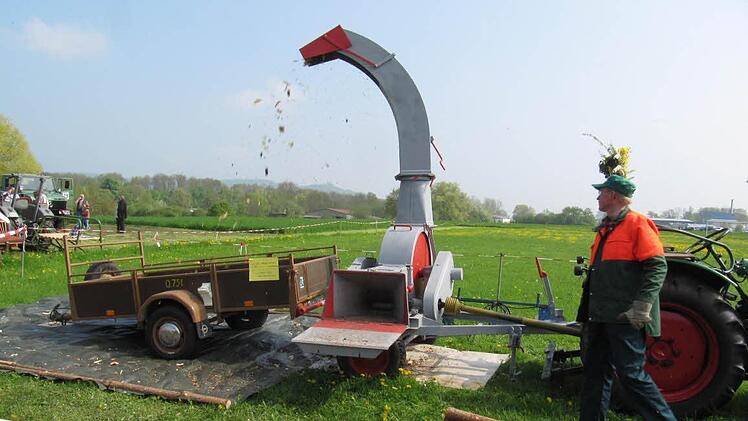Die Holz-Hackmaschine von Hersteller Alois Pöttinger , Typ Ab 2000 K, ist Baujahr 1961: "2 scharfe Hackmesser im Inneren zerkleinern lautstark Reisig und Äste bis 10 cm Durchmesser" erklärt Besitzer Friedrich Geuß aus Püchitz