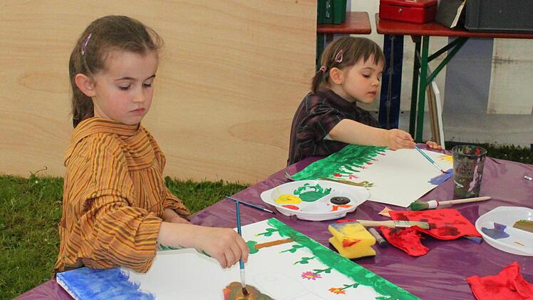 Malen im Zelt: Anna-Maria (6) und Irma (3).