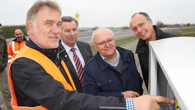 Per Knopfdruck kann Hartmut Pianski vom Staatlichen Bauamt die Ampel steuern, mit auf dem Bild sind die beiden Bürgermeister Reinhold Stahl und Siegfried Erhard sowie Matthias Wacker. Foto: Ralf Ruppert