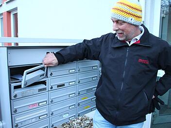 Matthias Hahn zeigt einen Briefkasten im Pörbitscher Weg, der von Vandalen beschädigt wurde. Foto: Jürgen Gärtner