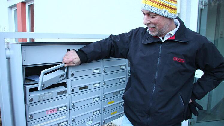 Matthias Hahn zeigt einen Briefkasten im Pörbitscher Weg, der von Vandalen beschädigt wurde. Foto: Jürgen Gärtner