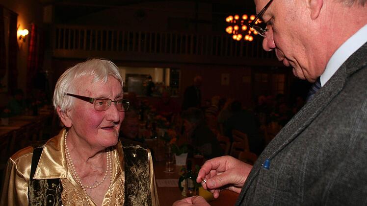 Kreisverbandsvorsitzender Otto Tröppner zeichnete Luise Mader für 50 Jahre Mitgliedschaft aus.