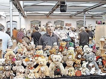 Im Jahr 2009 fand in Bamberg das 1. Teddybär-Festival statt. Unser Archivbild zeigt einen der Teilnehmer, Wolfgang Froese, mit einem beachtlichen Angebot. Foto: Marion Krüger-Hunrup