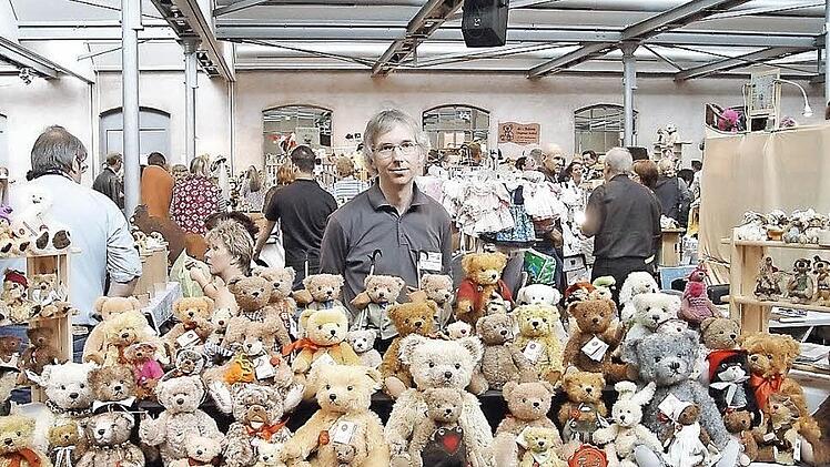 Im Jahr 2009 fand in Bamberg das 1. Teddybär-Festival statt. Unser Archivbild zeigt einen der Teilnehmer, Wolfgang Froese, mit einem beachtlichen Angebot. Foto: Marion Krüger-Hunrup