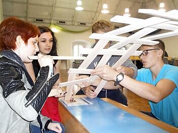 Die Schüler erkunden die "Leonardobrücke"  Foto: p