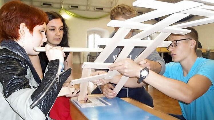 Die Schüler erkunden die "Leonardobrücke"  Foto: p