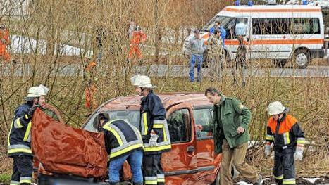 Nur noch Schrottwert hat der Renault einer Frau, die am Samstag von einer 53-jährigen Autofahrerin bei Rugendorf zu einem Ausweichmanöver gezwungen wurde. Foto: Klaus Rössner