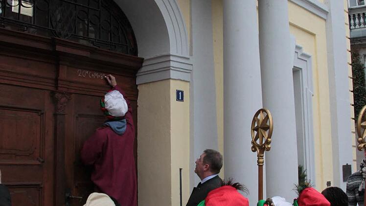 Auch über der Rathaustür steht C+M+B. Foto: Jürgen Gärtner