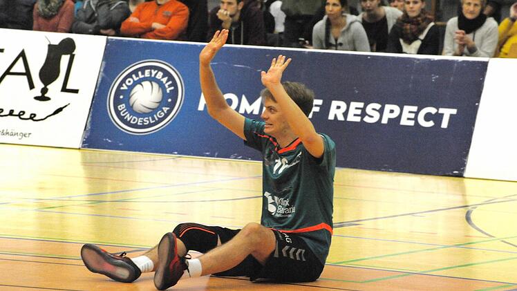 1:3 gegen den Tabellenführer verloren, aber wieder viele Sympathie-Punkte gewonnen haben Hammelburgs Volleyballer (blaue Trikots). Foto: Hopf