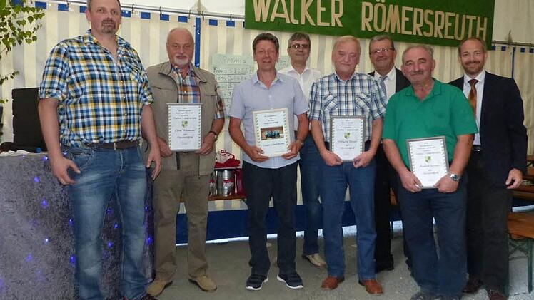 Die neuen Ehrenmitglieder des KC Wacker Römersreuth mit den Ehrengästen. Von links: Erster Vorsitzender Bernd Weinmann, Ernst Weinmann, der Leutenberger Vorsitzende Bernd Hoffmann, Wacker-Ehrenvorsitzender Reinhard Haderdauer, Wolfgang Werner, Stadtsteinachs Zweiter Bürgermeister Franz Schrepfer, Manfred Kremer und stellvertretender Landrat Jörg Kunstmann