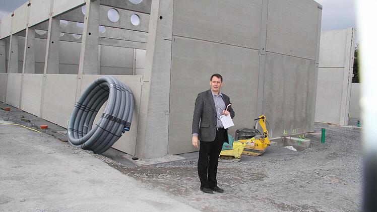 Bürgermeister Wolfrum gab erste Ausschreibungsergebnisse bekannt. Bislang liegen die Angebote 60000 Euro unter Voranschlag.