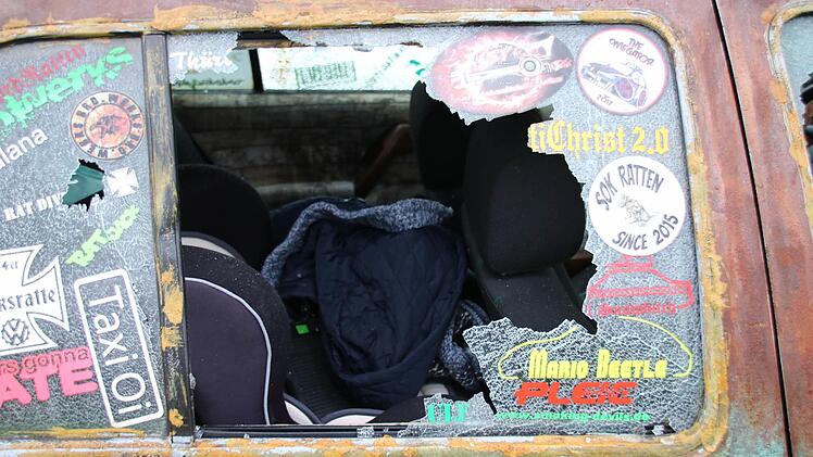 An ein Kunstobjekt erinnert das Fahrzeug, das bei Euerdorf neben der Bundesstraße steht. Die Polizei hat es aus dem Verkehr gezogen, nun hoffen die Beamten auf eine baldige Beseitigung. Foto: Ralf Ruppert