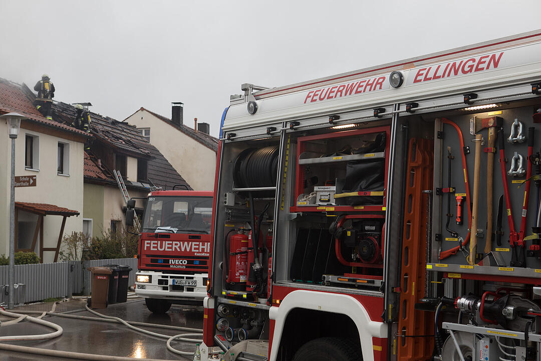 Brand in Doppelhaushälfte: Anderer Gebäudeteil in Mitleidenschaft gezogen - Bewohner leicht verletzt – Feuerwehr muss Dachstuhl öffnen, um Glutnester zu bekämpfen