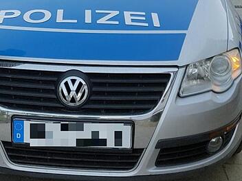 Bei einem Einsatz am frühen Samstagmorgen wurde das Kennzeichen eines Kulmbacher Polizeifahrzeugs gestohlen. Symbolfoto: dpa