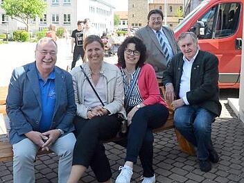 Bei der ersten Sitzprobe auf der neuen Bank (von links) Rektor Reinhard Horn, Schulrätin Kerstin Zapf, Simone Kirchner (Forstbetrieb Rothenkirchen), Altbürgermeister Georg Konrad und Zweiter Bürgermeister Wolfgang Förtsch (stehend)  Foto: K.- H. Hofmann