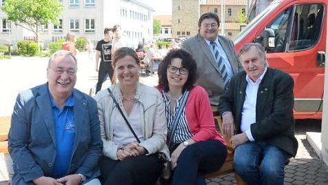 Bei der ersten Sitzprobe auf der neuen Bank (von links) Rektor Reinhard Horn, Schulrätin Kerstin Zapf, Simone Kirchner (Forstbetrieb Rothenkirchen), Altbürgermeister Georg Konrad und Zweiter Bürgermeister Wolfgang Förtsch (stehend)  Foto: K.- H. Hofmann
