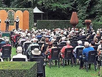 Ein Auftritt von „German Hornsound“ im Schlosspark Unterleinleiter