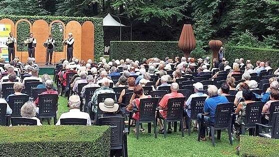 Ein Auftritt von „German Hornsound“ im Schlosspark Unterleinleiter