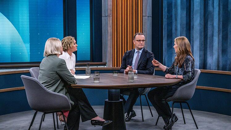 Caren Miosga (zweite von links) diskutierte mit ihren Gästen Cathryn Clüver Ashbrook (links), Jens Spahn und Kerstin Kohlenberg über die jüngsten innenpolitischen Entwicklungen in den USA.