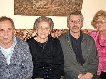 Geburtstagskind Mária Illés (Zweite v. l.) mit ihren Söhnen Gyula (l.) und Géza Brusznyai sowie ihrer Großnichte Irén Hajnalka Foto: Stephanie Meißner