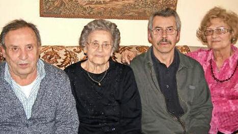Geburtstagskind Mária Illés (Zweite v. l.) mit ihren Söhnen Gyula (l.) und Géza Brusznyai sowie ihrer Großnichte Irén Hajnalka Foto: Stephanie Meißner
