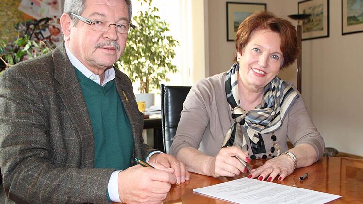 Bürgermeisterin Brigitte Meyerdierks und Hans Rohrmüller, Vorsitzender des Forums, unterzeichnen am 6. März 2015 den Vertrag, der die Organisation des Stadtfestes Bad Brückenau regelt. Foto: Ulrike Müller