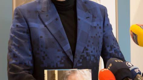 Gut gelaunt erzählt der TV-Star, ...