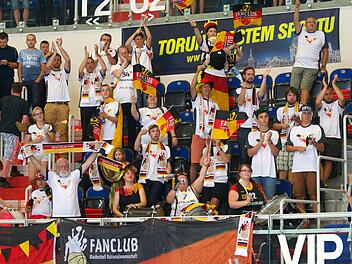 Die deutschen Fans, hier bei einem EM-Qualifikationsspiel in Polen, werden das Team voll unterstützen. Die 13 600 Zuschauer fassende Berliner Arena ist bei den Spielen der deutschen Mannschaft ausverkauft. Foto: pr