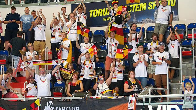Die deutschen Fans, hier bei einem EM-Qualifikationsspiel in Polen, werden das Team voll unterstützen. Die 13 600 Zuschauer fassende Berliner Arena ist bei den Spielen der deutschen Mannschaft ausverkauft. Foto: pr