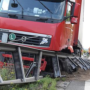 Reifenplatzer: Lkw walzt auf A70 Leitplanken nieder