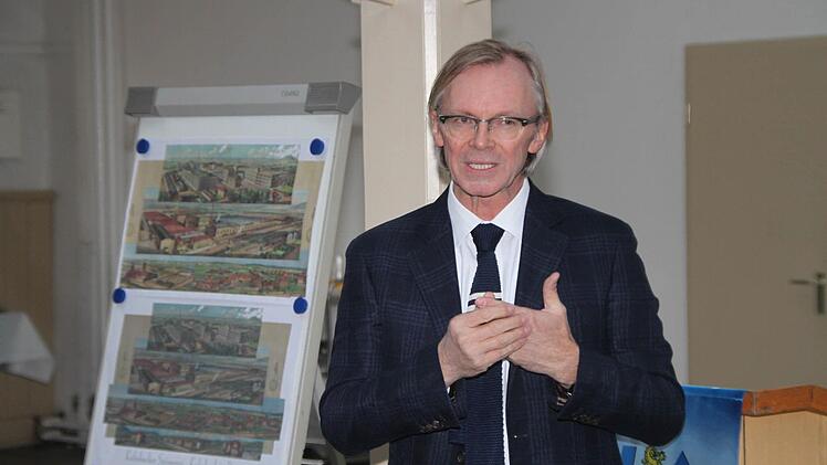 Arno Friedrichs präsentiert die Pläne für die Spinnerei. Foto: Jürgen Gärtner