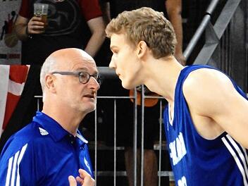 Mit seinen erst 19 Jahren spielt der 2,13 m große Lauri Markkanen im finnischen Nationalteam von Trainer Henrik Dettmann (links) schon eine tragende Rolle. Foto: Udo Schilling
