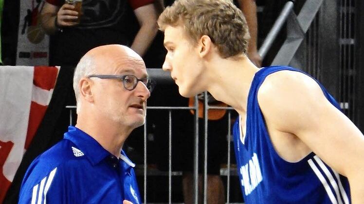 Mit seinen erst 19 Jahren spielt der 2,13 m große Lauri Markkanen im finnischen Nationalteam von Trainer Henrik Dettmann (links) schon eine tragende Rolle. Foto: Udo Schilling