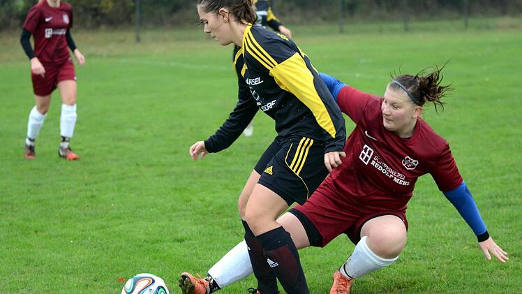 Der SV Hetzles (rot Trikots) hatte bei einer 2:0-Führung gegen den SC Adelsdorf schon alles im Griff, nutzte seine vielen Chancen aber nicht und teilte in der Kreisliga-Partie beim 2:2 noch die Punkte. Foto: herzopress