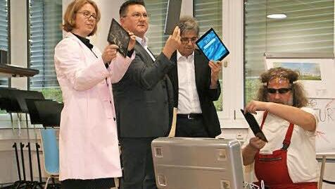 Humorvoll stellte die Lehrer-Theatergruppe die inneren Werte des Schulzentrums vor (unten). Im Bild von links: Aimee Wehe, Markus Korb, Werner Lorenz und Alexander Wahl. Foto: Sabine Weinbeer