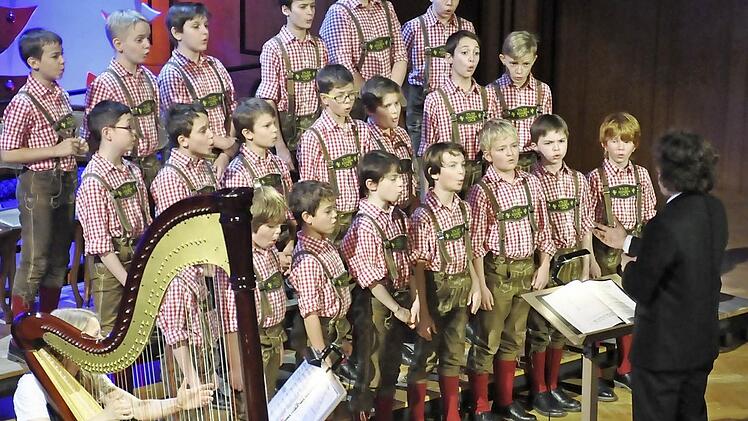 Zwischen neun und zwölf Jahr sind die Sänger des Tölzer Knabenchores jung.  Foto: Peter Klopf