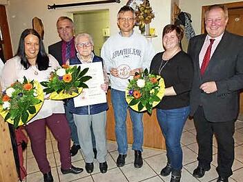 Die Sieger des Einzelhauswettbewerbes wurden in der Hauptversammlung des Gartenbauvereins Gumpersdorf geehrt. Unser Bild zeigt (von links) Gabriele Haderdauer, Kreisvorsitzenden Günter Reif, das neue Ehrenmitglied Johanna Hacker, Rainer Schubert, Vorsitzende Sonja Hofmann und Bürgermeister Volker Schmiechen. Foto: Werner Oetter