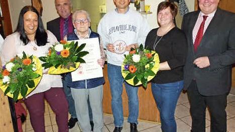 Die Sieger des Einzelhauswettbewerbes wurden in der Hauptversammlung des Gartenbauvereins Gumpersdorf geehrt. Unser Bild zeigt (von links) Gabriele Haderdauer, Kreisvorsitzenden Günter Reif, das neue Ehrenmitglied Johanna Hacker, Rainer Schubert, Vorsitzende Sonja Hofmann und Bürgermeister Volker Schmiechen. Foto: Werner Oetter