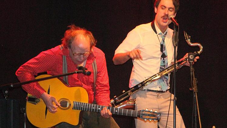 Ralf Wieland, Gitarrist und Erzähler, mit Saxophonist Simon Schorndanner (rechts).
