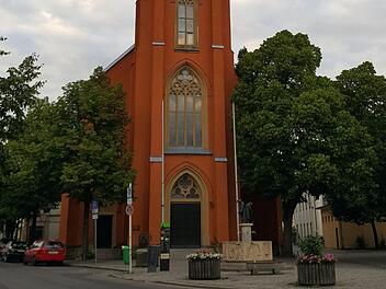 Von Linden umstanden: die Pfarrkirche Maria Hilf Foto: Sabine Christofzik