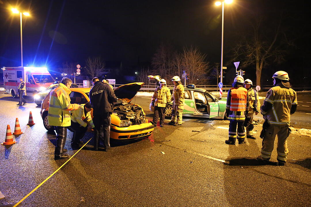 Frontalzusammenstoß mit einem Polizeiwagen in Hof
