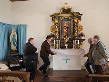 Bei der Spendenübergabe schauten sich Mitglieder des Heimatvereins Forchheim und weitere Unterstützer in der Walpurgiskapelle um.