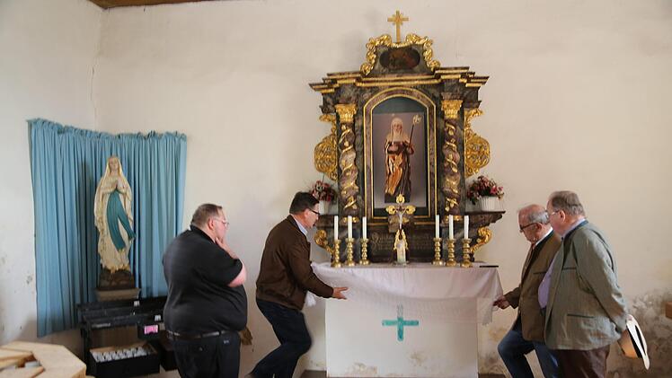 Bei der Spendenübergabe schauten sich Mitglieder des Heimatvereins Forchheim und weitere Unterstützer in der Walpurgiskapelle um.